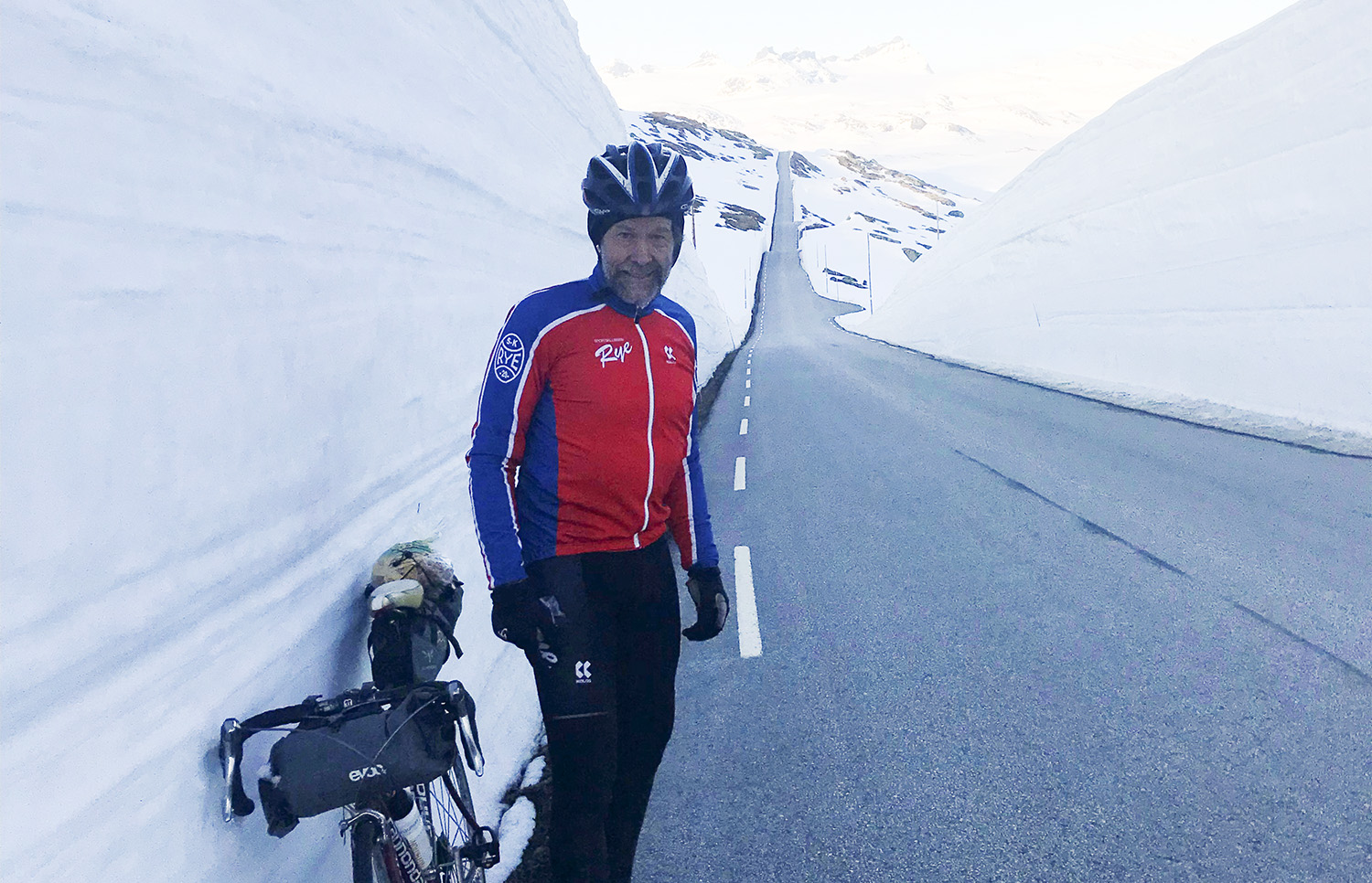 Henning Sørum på sykkel på vei fra Lillehammer til Sogn over Sognefjellet fredag 12. mai 2023.